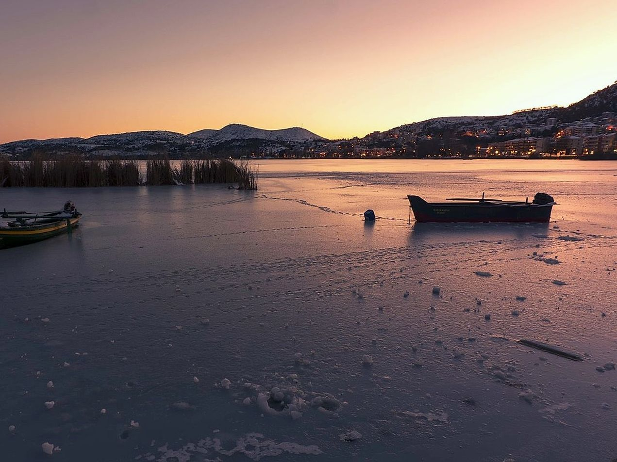 Uma crista de gelo vista na primeira luz do amanhecer